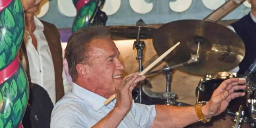 Arnold Schwarzenegger dirigierte im Marstall Festzelt auf dem Oktoberfest die Band "Münchner Zwietracht". Foto: Ursula Düren