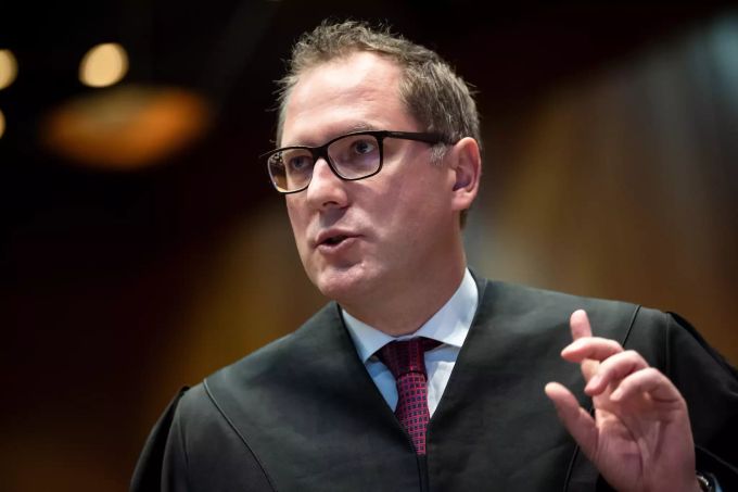 Patrick Schröder, Anwalt der Volkswagen AG, steht vor Beginn der mündlichen Verhandlung zur Musterfeststellungsklage des Bundesverbands der Verbraucherzentralen und Verbraucherverbände gegen VW in der Stadthalle. Musterfeststellungsklage gegen VW