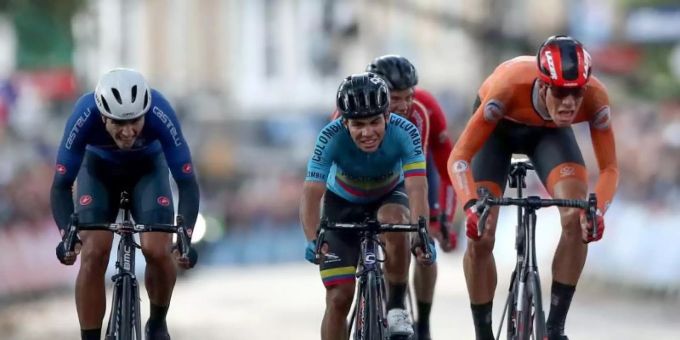 Nils Eekhoff (r), der Sieger im U23-Rennen, wurde nachträglich diequalifiziert. Foto: Tim Goode/PA Wire Nils Eekhoff (r), der Sieger im U23-Rennen, wurde nachträglich diequalifiziert. Foto: Tim Goode/PA Wire