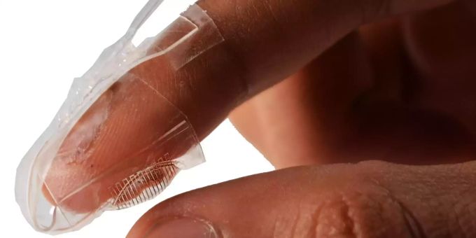 Bis jetzt wurde die Silikonhaut nur an der Hand getestet – weitere Untersuchungen sind aber schon geplant. Bild: EPFL. Bis jetzt wurde die Silikonhaut nur an der Hand getestet – weitere Untersuchungen sind aber schon geplant. Bild: EPFL.