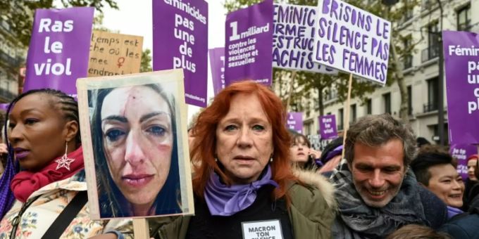 In Rom und Paris - Zehntausende demonstrieren gegen Gewalt an Frauen