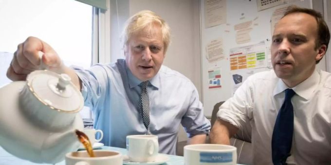 Premierminister Boris Johnson und Gesundheitsminister Matt Hancock widmen sich beim Besuch eines Krankenhauses einer britischen Tradition - dem Teetrinken. Foto: Stefan Rousseau/PA Wire/dpa Premierminister Boris Johnson und Gesundheitsminister Matt Hancock widmen sich beim Besuch eines Krankenhauses einer britischen Tradition - dem Teetrinken. Foto: Stefan Rousseau/PA Wire/dpa
