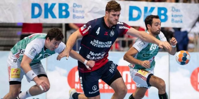 Johannes Golla (M) bleibt bis 2023 bei der SG Flensburg-Handewitt. Foto: Swen Pförtner/dpa Johannes Golla (M) bleibt bis 2023 bei der SG Flensburg-Handewitt. Foto: Swen Pförtner/dpa