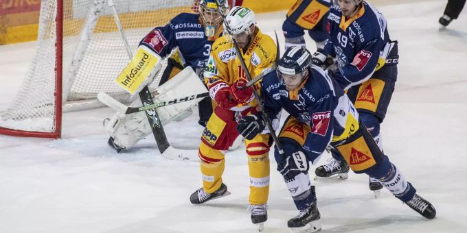Thomas Thery, rechts, von Zug im Spiel gegen Luca Cunti, mitte, von Biel beim Eishockey Meisterschaftsspiel in der Qualifikation der National League zwischen dem EV Zug und dem EHC Biel vom Samstag, 5.Oktober 2019 in Zug. (KEYSTONE/Urs Flüeler). EV Zug