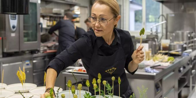 Tanja Grandits in der Küche ihres Restaurants «Stucki» auf dem Bruderholz in Basel. Tanja Grandits wurde von Gault-Millau mit 19 Punkten mit dem Titel Koch des Jahres ausgezeichnet. grandits gault millau