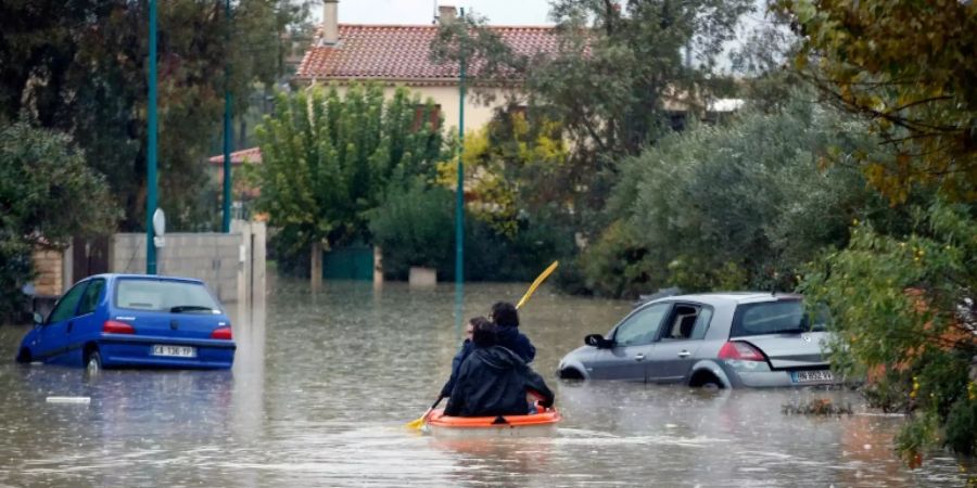 Schlauchboot statt Auto: Anwohner in Le Muy in Südfrankreich