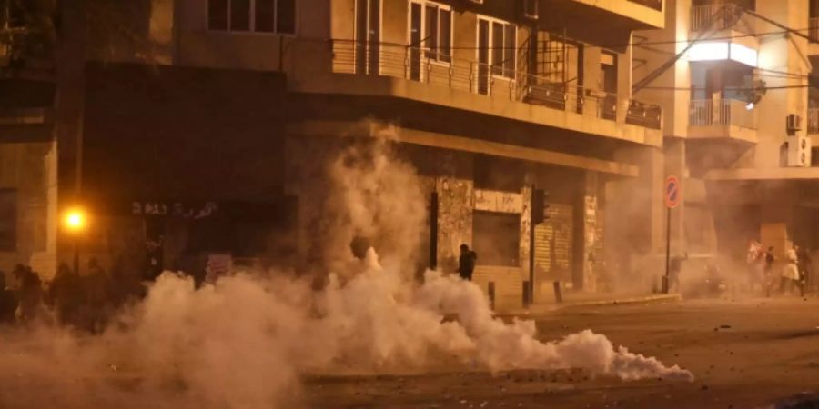 Polizisten setzen in Beirut Tränengas gegen Demonstranten ein