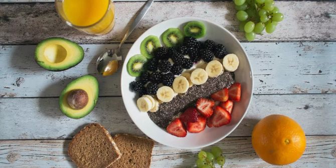 Vegan Frühstück mit Früchten