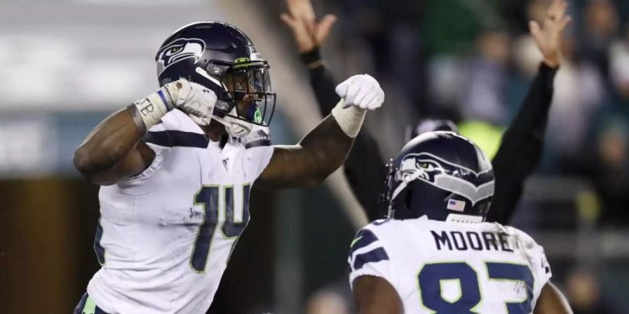 D.K. Metcalf (l) und David Moore von den Seattle Seahawks bejubeln einen Touchdown. Foto: Julio Cortez/AP/dpa