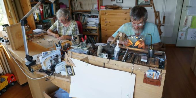 Die Oppligers am Werk in ihrem Atelier. Die Oppligers am Werk in ihrem Atelier.