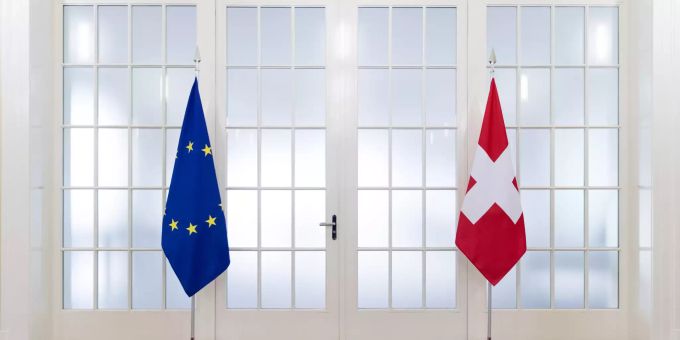 Die Europäische und Schweizer Flagge. Die Schweiz steht nicht mehr auf der EU Liste. eu schweiz