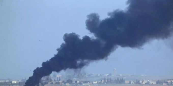 Rauch steigt bei einer Militäroffensive gegen kurdische Milizen in Nordsyrien auf. Foto: Lefteris Pitarakis/AP/dpa Rauch steigt bei einer Militäroffensive gegen kurdische Milizen in Nordsyrien auf. Foto: Lefteris Pitarakis/AP/dpa