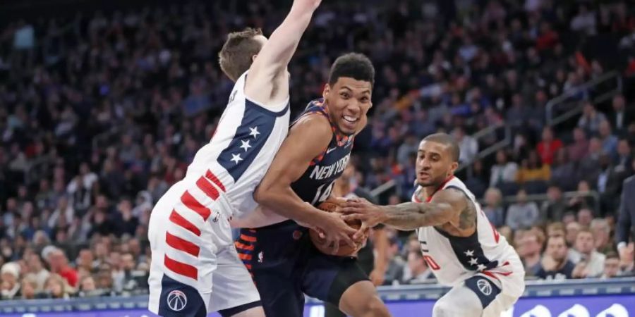 Allonzo Trier (M) hatte mit den New York Knicks gegen Garrison Mathews (l) und Gary Payton II von den Washington Wizards das Nachsehen. Foto: Kathy Willens/AP/dpa