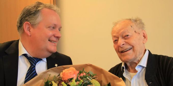 Stadtpräsident Thomas Niederberger gratulierte Kurt Begero im Namen des Stadtrats und überreichte dem Jubilar Blumen und Geschenke. Kurt Begero