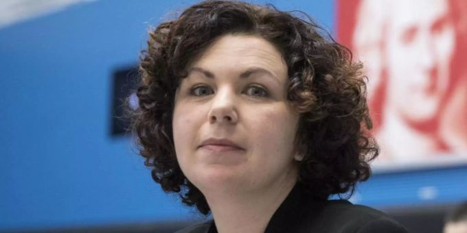 Die Rechtsanwältin Amira Mohamed Ali sitzt erst seit 2017 für die Linke im Bundestag. Foto: Carsten Koall/dpa amira mohamed ali