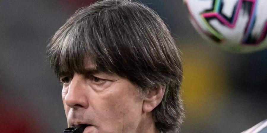 Will bei der EM-Qualifikation von seinem Team «Männerfussball» sehen: Bundestrainer Joachim Löw. Foto: Bernd Thissen/dpa