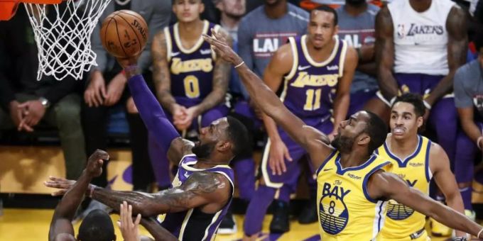 Lakers-Superstar LeBron James (M) zeigte Golden State die Grenzen auf. Foto: Ringo Chiu/ZUMA Wire/dpa Lakers-Superstar LeBron James (M) zeigte Golden State die Grenzen auf. Foto: Ringo Chiu/ZUMA Wire/dpa