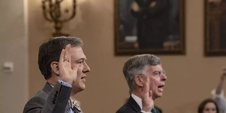 George Kent (l), Diplomat im US-Aussenministerium, und William Taylor, geschäftsführender US-Botschafter in der Ukraine, werden vor ihrer Aussage vor dem US-Kongress vereidigt. Foto: J. Scott Applewhite/AP/dpa