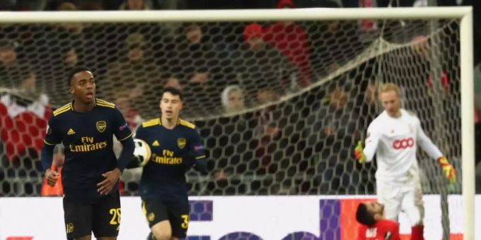 Joe Willock (l-r) und Emile Smith Rowe konnten mit dem FC Arsenal konnte eine Niederlage mit dem FC Arsenal in Lüttich noch abwenden in Lüttich gerade noch abwenden. Foto: Virginie Lefour/BELGA/dpa