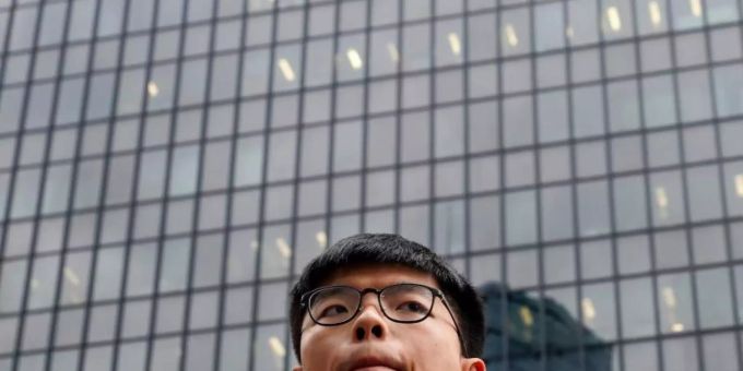 Joshua Wong, Aktivist der Demokratiebewegung in Hongkong, spricht während eines Pressestatements. Er wurde als Kandidat für die Wahlen im November disqualifiziert. Foto: Vincent Yu/AP/dpa Joshua Wong, Aktivist der Demokratiebewegung in Hongkong, spricht während eines Pressestatements. Er wurde als Kandidat für die Wahlen im November disqualifiziert. Foto: Vincent Yu/AP/dpa