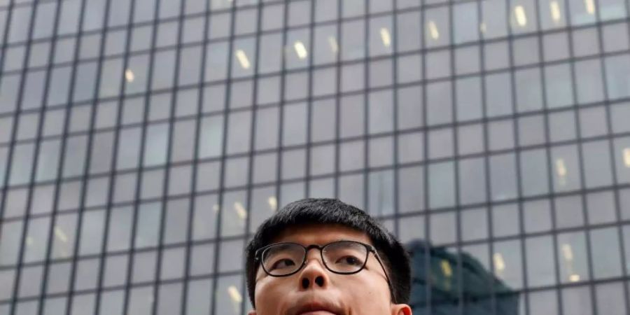 Joshua Wong, Aktivist der Demokratiebewegung in Hongkong, spricht während eines Pressestatements. Er wurde als Kandidat für die Wahlen im November disqualifiziert. Foto: Vincent Yu/AP/dpa