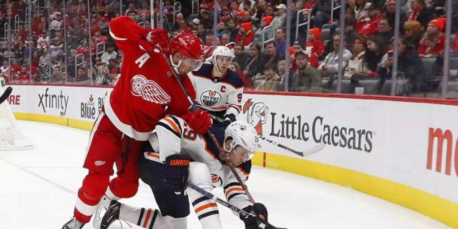 Leon Draisaitl (r) verlor mit den Edmonton Oilers in Detroit. Foto: Paul Sancya/AP/dpa