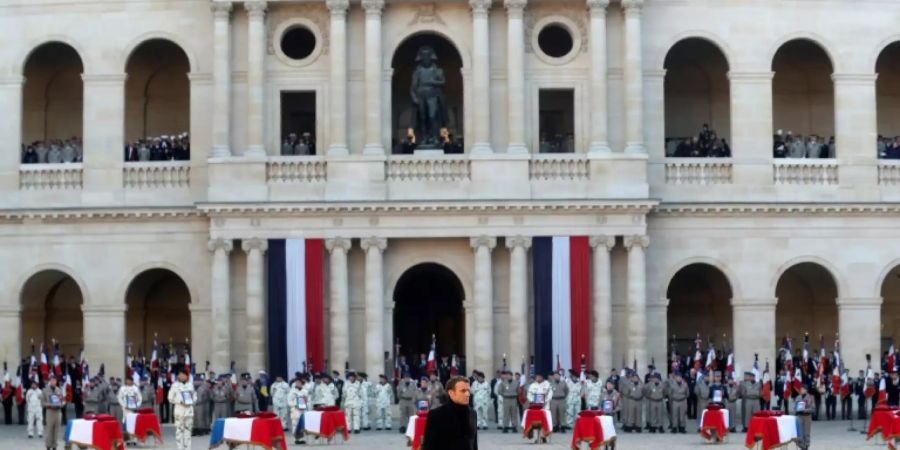 Präsident Macron vor den Särgen der getöteten Soldaten