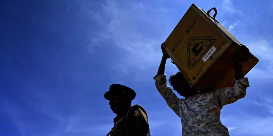 Ein Polizist und ein Wahlhelfer in Sri Lanka