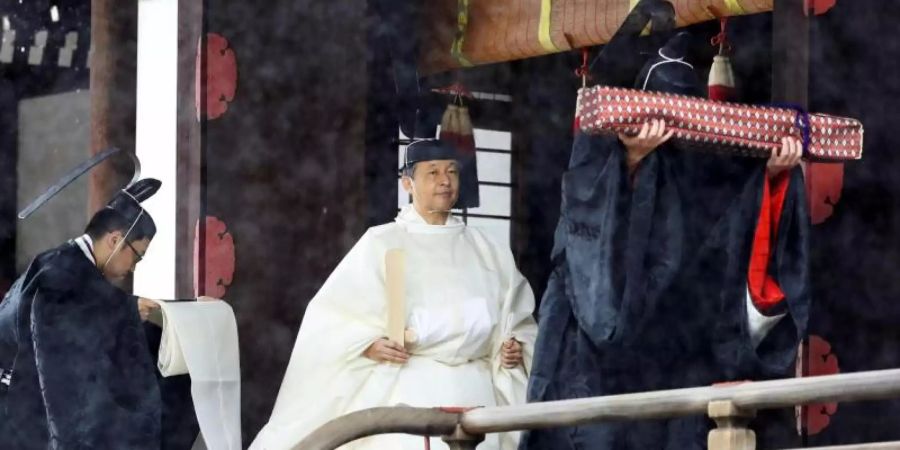 Nach dem Gebet verlässt Kaiser Naruhito den heiligen Schrein «Kashikodokoro». Foto: Kyodo News/AP/dpa