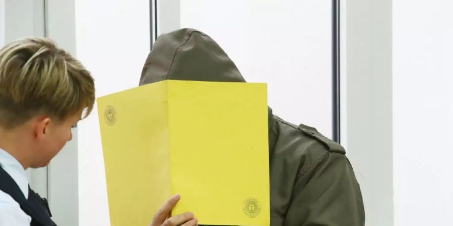 Der Angeklagte vor Prozessbeginn im Gericht