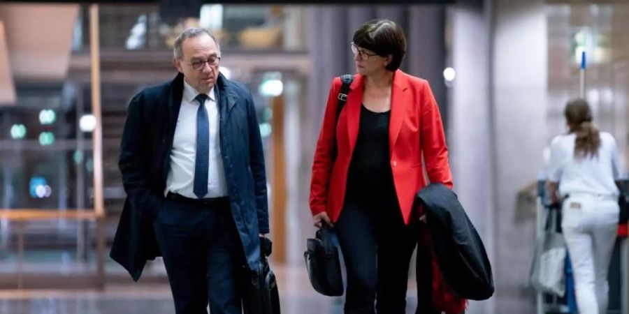 Die SPD-Bundesvorsitzenden Saskia Esken und Norbert Walter-Borjans kommen zu einem Kennlerntreffen mit den Vorsitzenden der Unions-Parteien in die Parlamentarische Gesellschaft. Foto: Kay Nietfeld/dpa