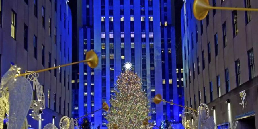 Engel schmücken den Weg zu dem Weihnachtsbaum am Rockefeller Center in den Channel Gardens. Foto: Diane Bondareff/AP/dpa