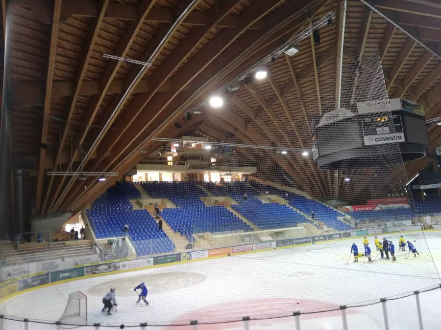 Die neue Südtribüne im Eisstadion des HC Davos.