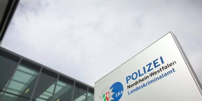 Ein Schild vor dem LKA in Düsseldorf (D). Halle