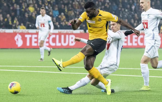 Jean-Pierre Nsame (YB) wird bei seinem Abschluss von Marco Burch (FC Luzern) gestört. Jean-Pierre Nsame