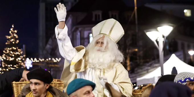 An der traditionellen Nikolausfeier in der Stadt Freiburg haben am Samstag über 30'000 Menschen teilgenommen. An der traditionellen Nikolausfeier in der Stadt Freiburg haben am Samstag über 30'000 Menschen teilgenommen.