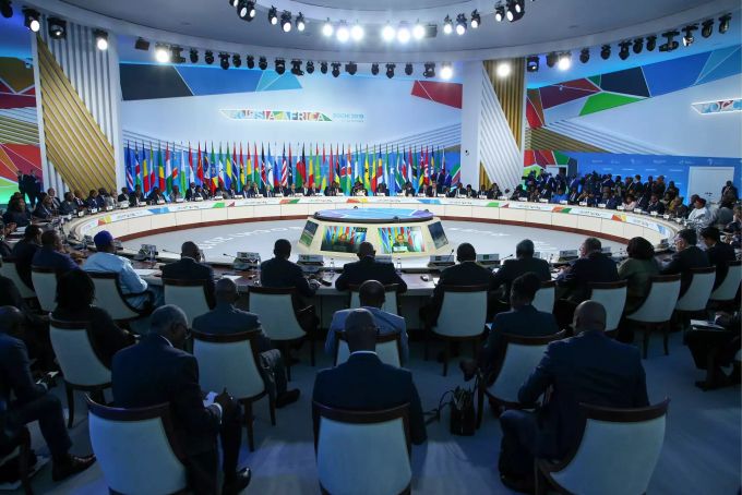 23.10.2019, Russland, Sotschi: Teilnehmer des ersten Afrika-Russland-Gipfels nehmen an einer Plenarsitzung im Black Sea Resort teil. Foto: Gavriil Grigorov/POOL TASS Host Photo Agency/dpa +++ dpa-Bildfunk +++ Erster Afrika-Russland-Gipfel