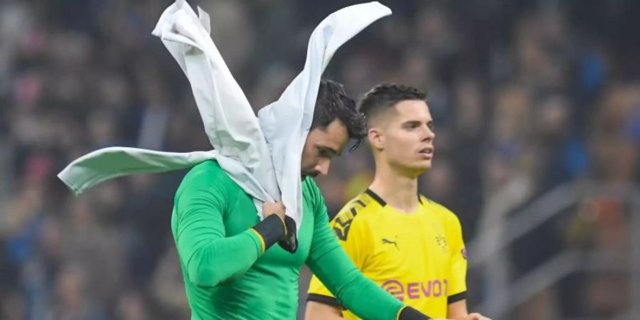 Auch Dortmunds Torwart Roman Bürki und Julian Weigl waren nach der Niederlage gegen Inter Mailand bedient. Foto: Bernd Thissen/dpa