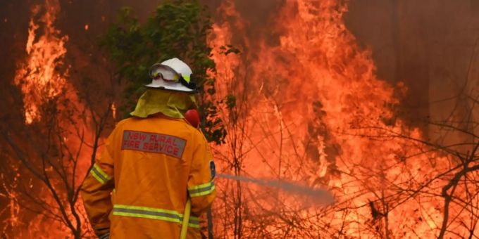 Feuerwehrleute im Einsatz Feuerwehrleute im Einsatz