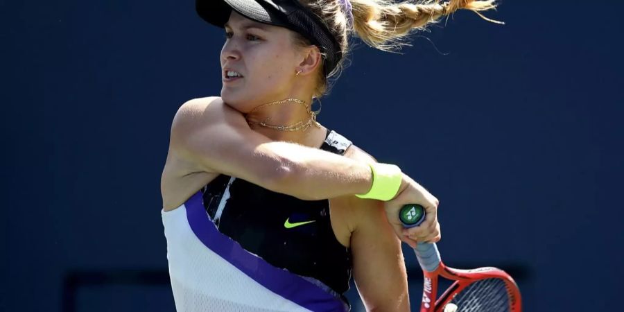 Eugenie Bouchard schlägt eine Vorhand.