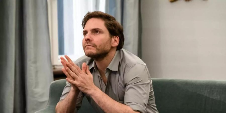 In ihrer Verzweiflung wendet sich Isabelle an den Mediziner Thomas Fischer (Daniel Brühl). Foto: Stephan Rabold/Warner Bros/dpa