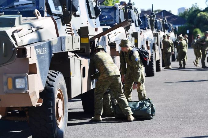 Ein Konvoi von Armeefahrzeugen, der bis zu 100 Armeereservisten und Versorgungsgüter nach Kangaroo Island transportiert, steht in der Nähe der Keswick-Kaserne in Adelaide. Buschbrände in Australien