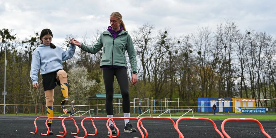 Die 12-jährige Ukrainerin Jana Stepanenko bereitet sich mit Prothesen auf den Boston-Marathon 2024 vor.