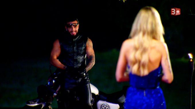 Alessio fährt im Töff vor. die bachelorette