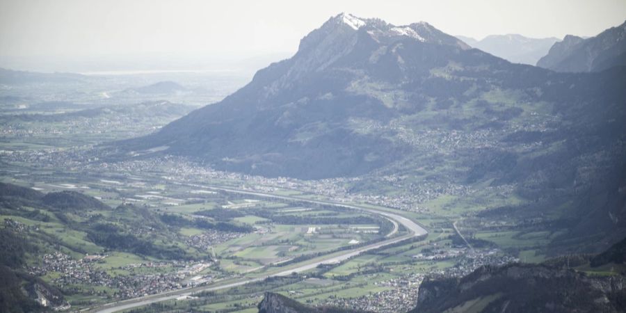 Saharastaub wie hier im Rheintal trübte am Wochenende die Schweiz.