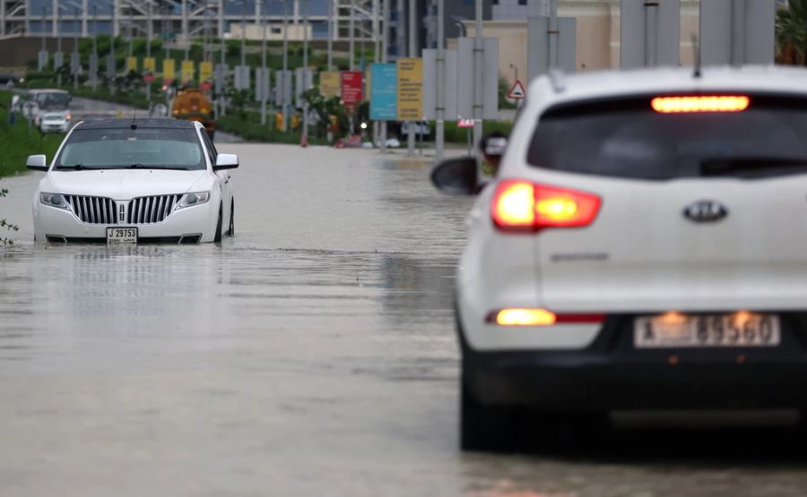 In der Wüstenstadt steckten am Dienstag zahlreiche Luxus-Karossen im Wasser fest.