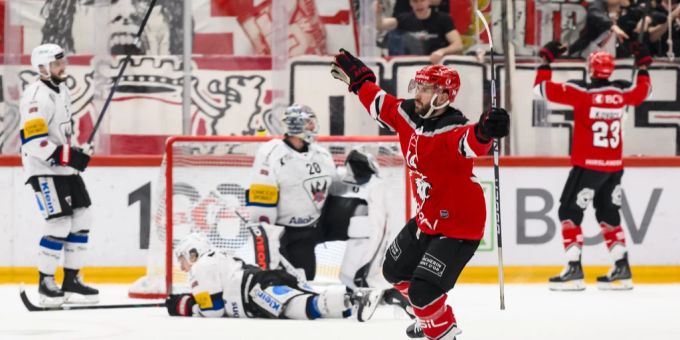 Die Erlösung: Jason Fuchs trifft um 00.40 Uhr in der dritten Verlängerung zum 3:2 für Lausanne. Lausanne