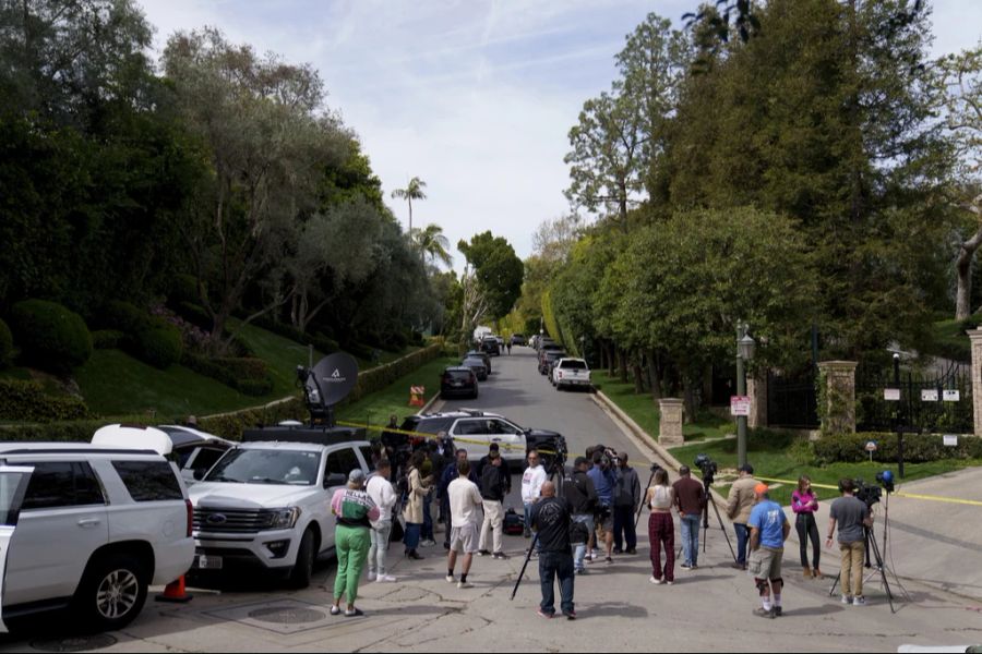 Die Presse versammelt sich vor dem Wohnsitz von Sean «Diddy» Combs in LA.