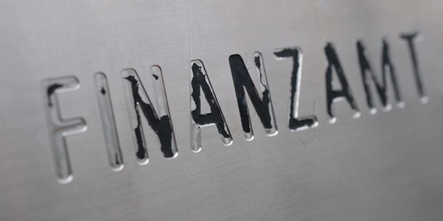 Eine Steuerermässigung vom Finanzamt gefällig? Auf manche Veräusserungsgewinne kann es diese auf Antrag tatsächlich geben - aber nur einmal im Leben.