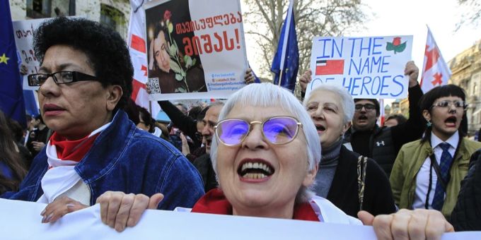 Demonstranten, die vor dem Parlamentsgebäude in Tiflis gegen das «russische Gesetz» protestieren. demonstration tiflis
